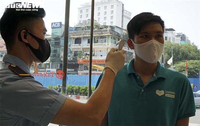 Photos: HCMC people abide by wearing face masks in public spaces