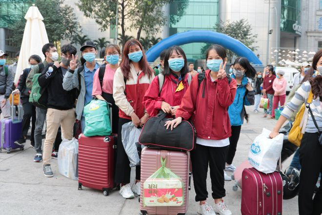 thousands of disadvantaged students and workers given free air tickets to come home for tet