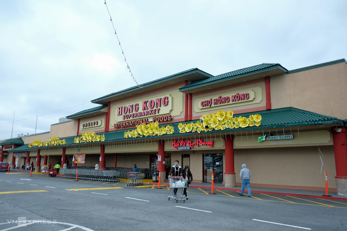 Bustling atmosphere of Vietnamese Tet market in the U.S