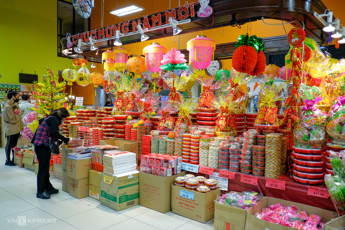 Bustling atmosphere of Vietnamese Tet market in the U.S