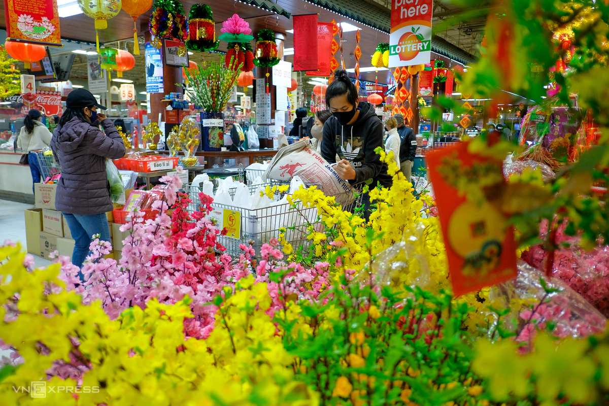 Bustling atmosphere of Vietnamese Tet market in the U.S