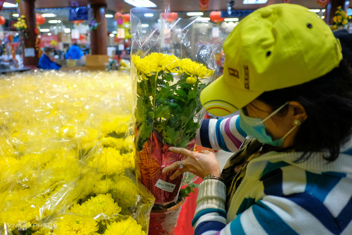 Bustling atmosphere of Vietnamese Tet market in the U.S