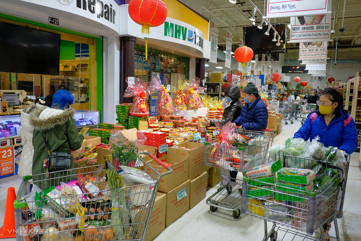 Bustling atmosphere of Vietnamese Tet market in the U.S