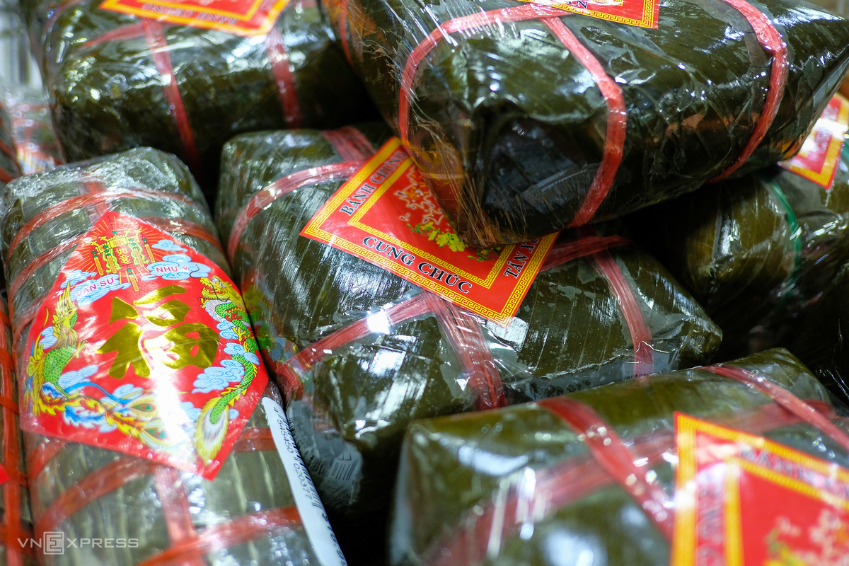 Bustling atmosphere of Vietnamese Tet market in the U.S