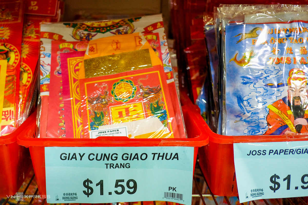 Bustling atmosphere of Vietnamese Tet market in the U.S