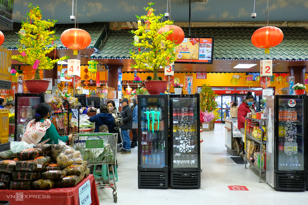 Bustling atmosphere of Vietnamese Tet market in the U.S