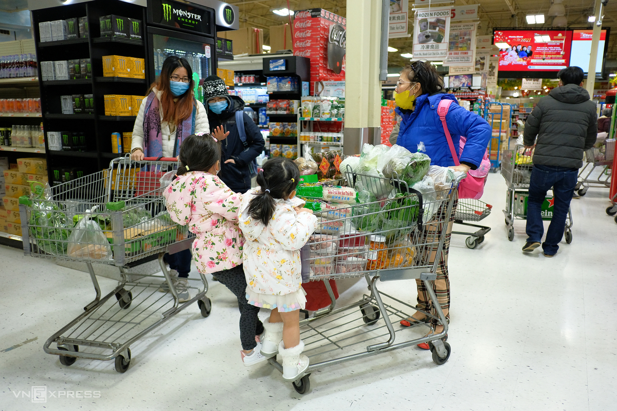 Bustling atmosphere of Vietnamese Tet market in the U.S