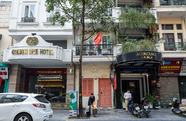 Without tourists, hotels and stores in Hanoi Old Quarter shut down