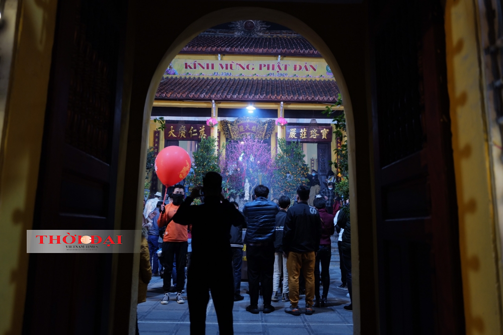 People follow Covid-19 safety protocol while visiting Quan Su pagoda