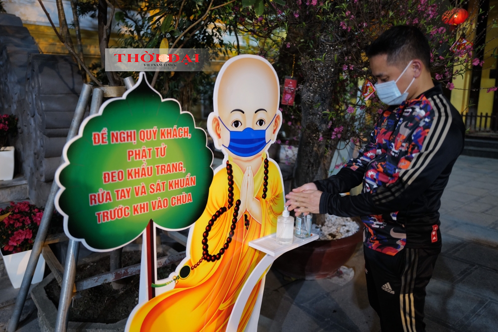 People follow Covid-19 safety protocol while visiting Quan Su pagoda