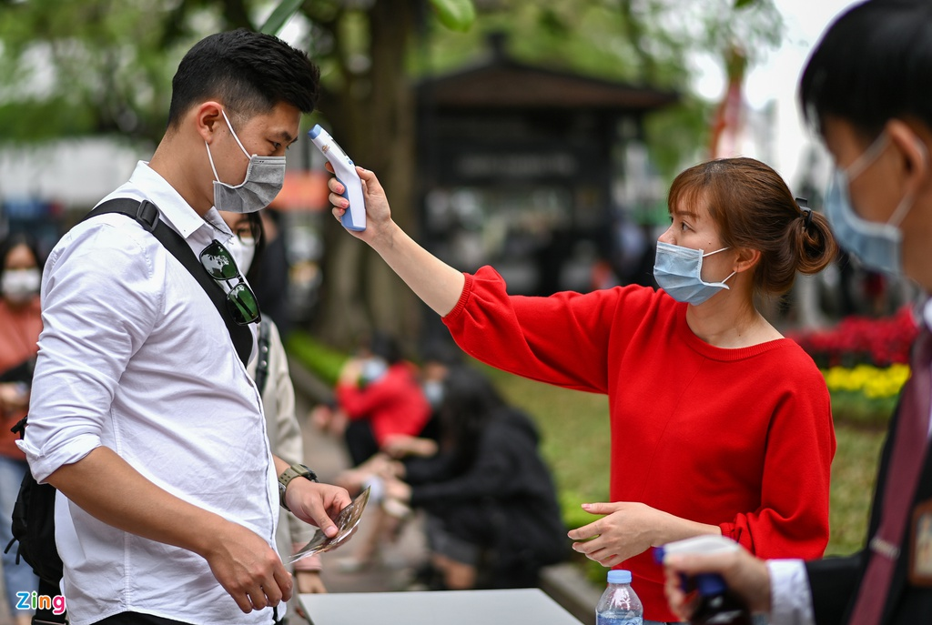 Calligraphers wear face masks, give words in Temple of Literature