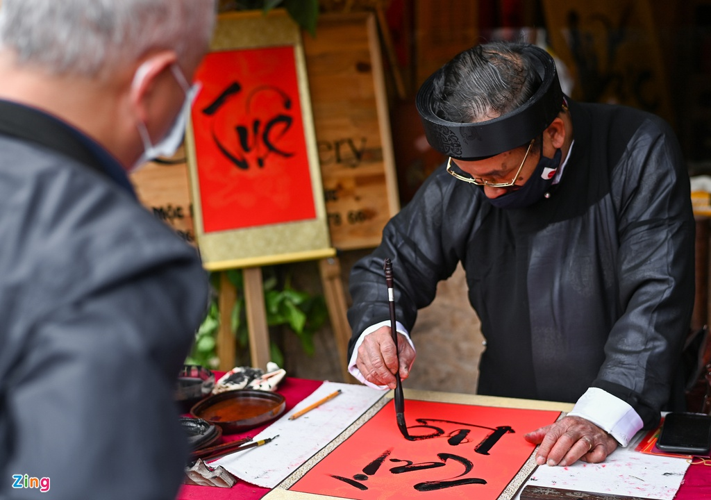 Calligraphers wear face masks, give words in Temple of Literature