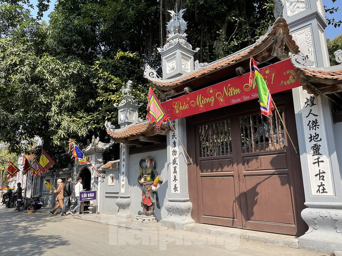 Youngsters flock to Ha pagoda to pray for love on Valentine’s Day