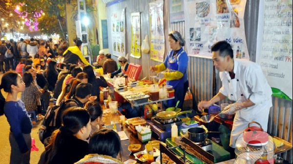 Hanoi shuts down street eateries and cafes starting Feb 16 to prevent Covid-19 spread