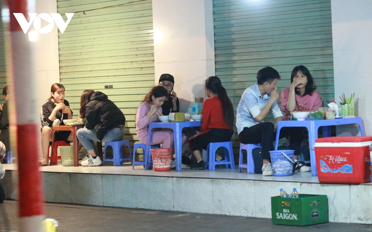 Some street eateries in Hanoi ignore COVID-19 guidelines