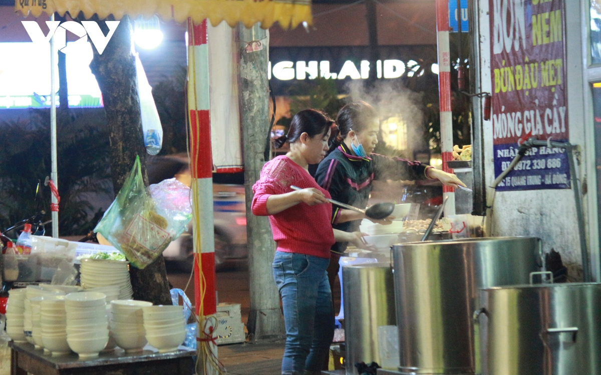 Some street eateries in Hanoi ignore COVID-19 guidelines