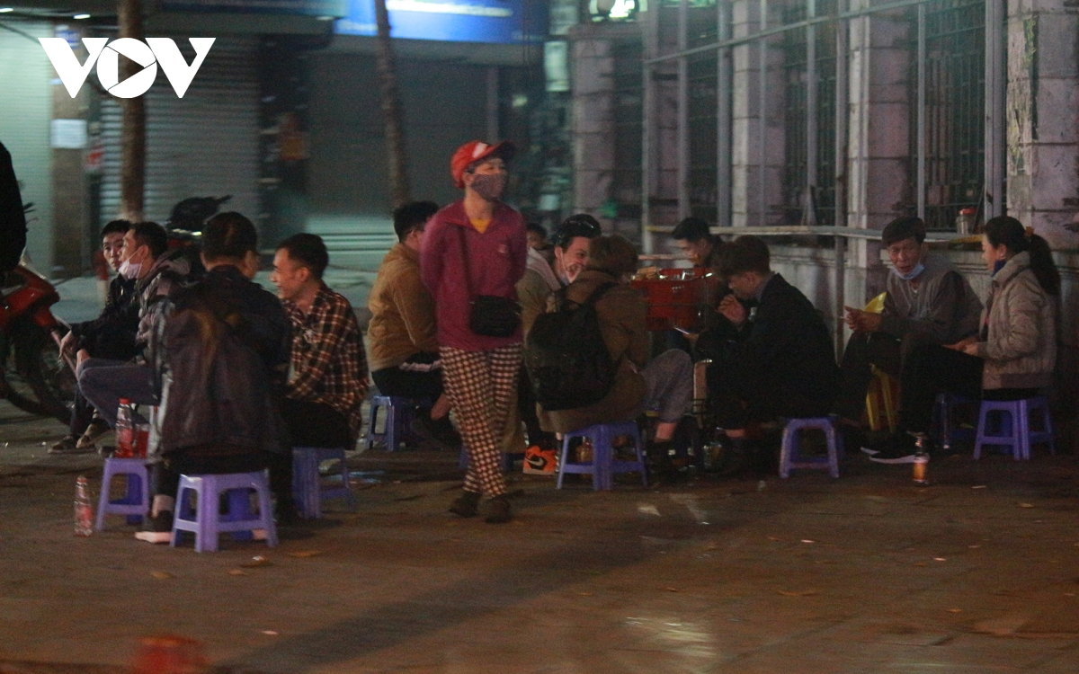 Some street eateries in Hanoi ignore COVID-19 guidelines