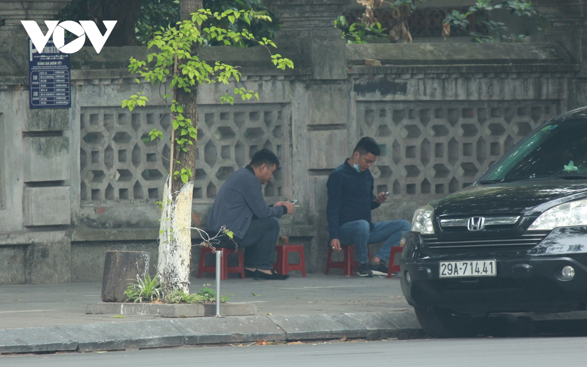 Some street eateries in Hanoi ignore COVID-19 guidelines