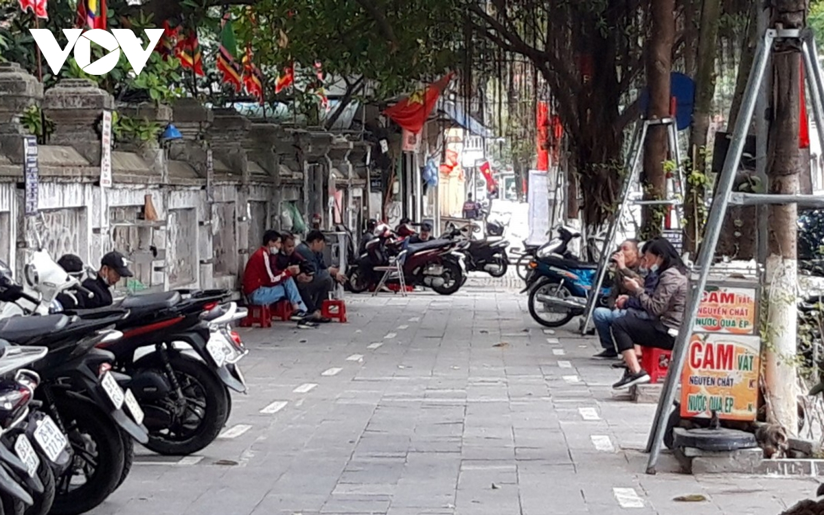 Some street eateries in Hanoi ignore COVID-19 guidelines