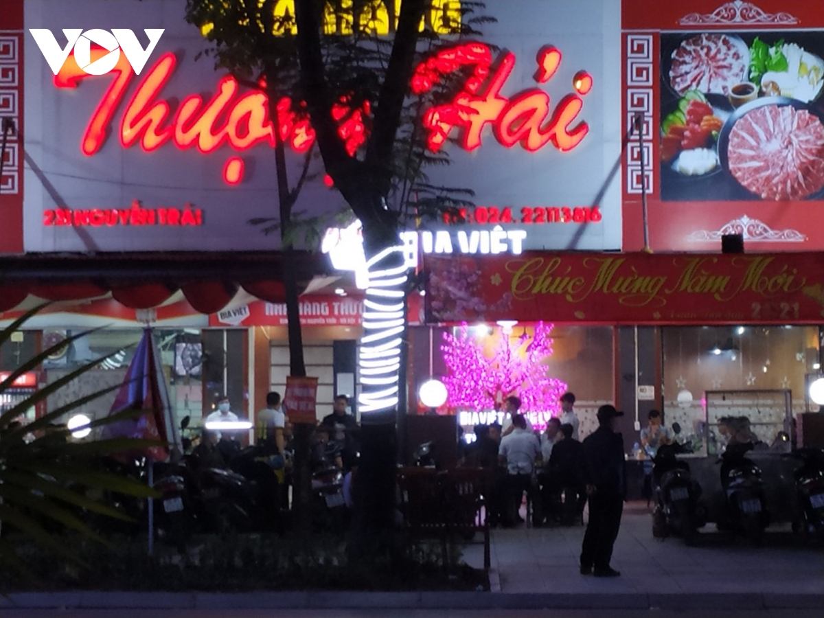 Some street eateries in Hanoi ignore COVID-19 guidelines