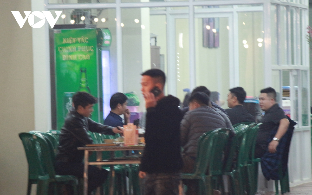 Some street eateries in Hanoi ignore COVID-19 guidelines