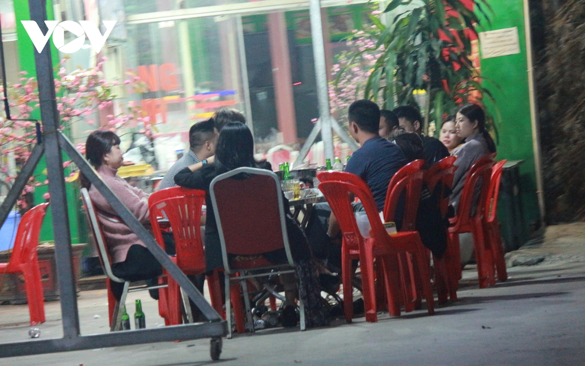 Some street eateries in Hanoi ignore COVID-19 guidelines