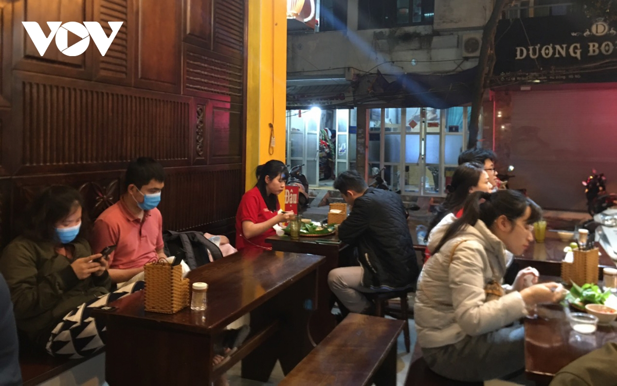 Some street eateries in Hanoi ignore COVID-19 guidelines