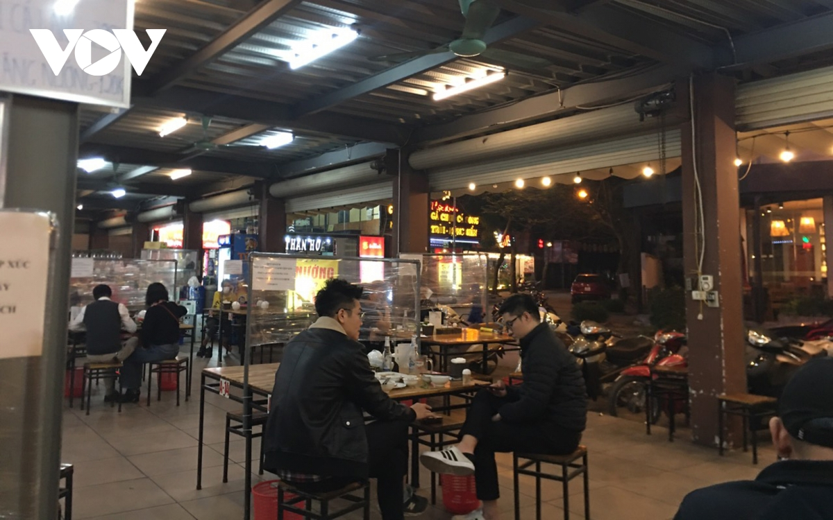 Some street eateries in Hanoi ignore COVID-19 guidelines