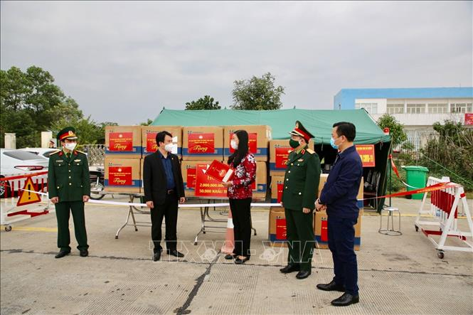 Hanoi presents financial aid and face masks to pandemic-hit Hai Duong province