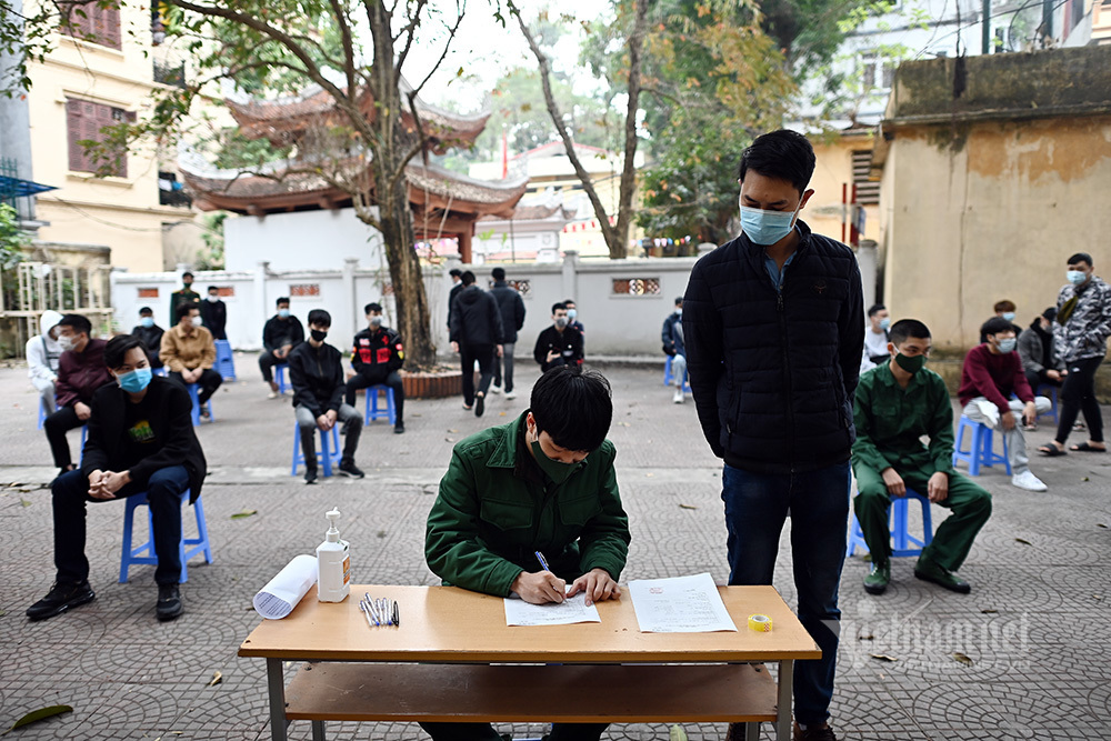 Photos: Thousands of military enlistees in Hanoi tested for Covid-19