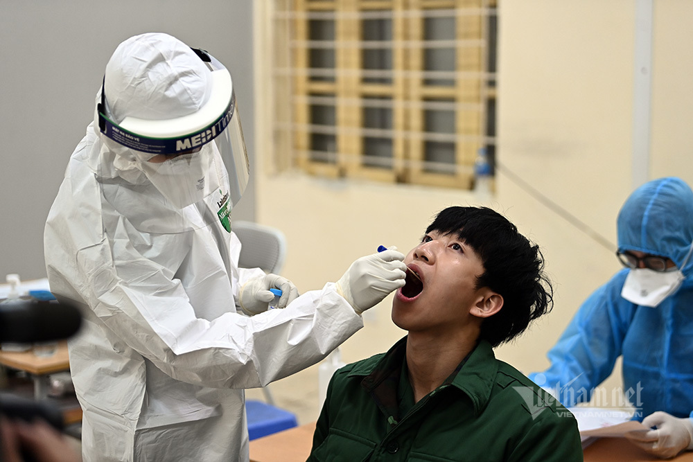 Photos: Thousands of military enlistees in Hanoi tested for Covid-19