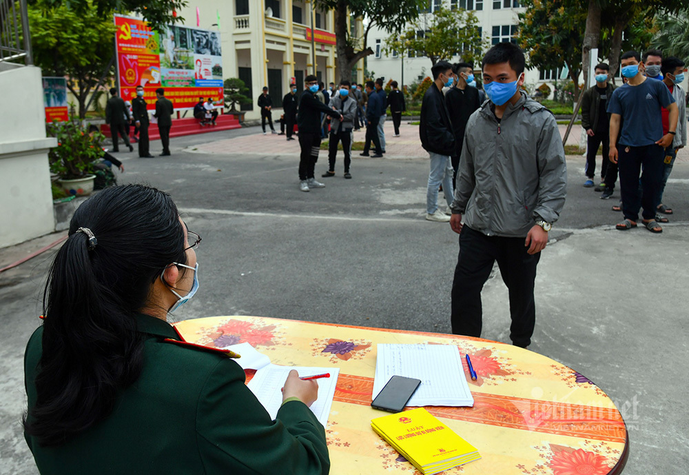 Photos: Thousands of military enlistees in Hanoi tested for Covid-19