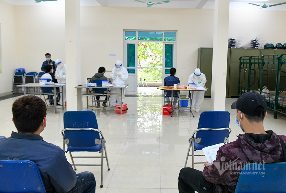 Photos: Thousands of military enlistees in Hanoi tested for Covid-19