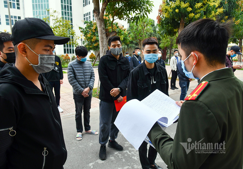 Photos: Thousands of military enlistees in Hanoi tested for Covid-19