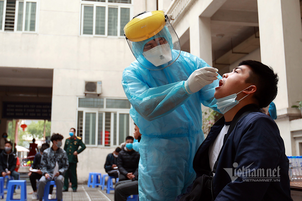 Photos: Thousands of military enlistees in Hanoi tested for Covid-19