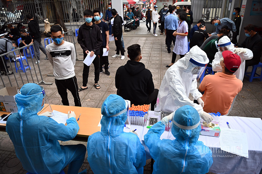 Photos: Thousands of military enlistees in Hanoi tested for Covid-19