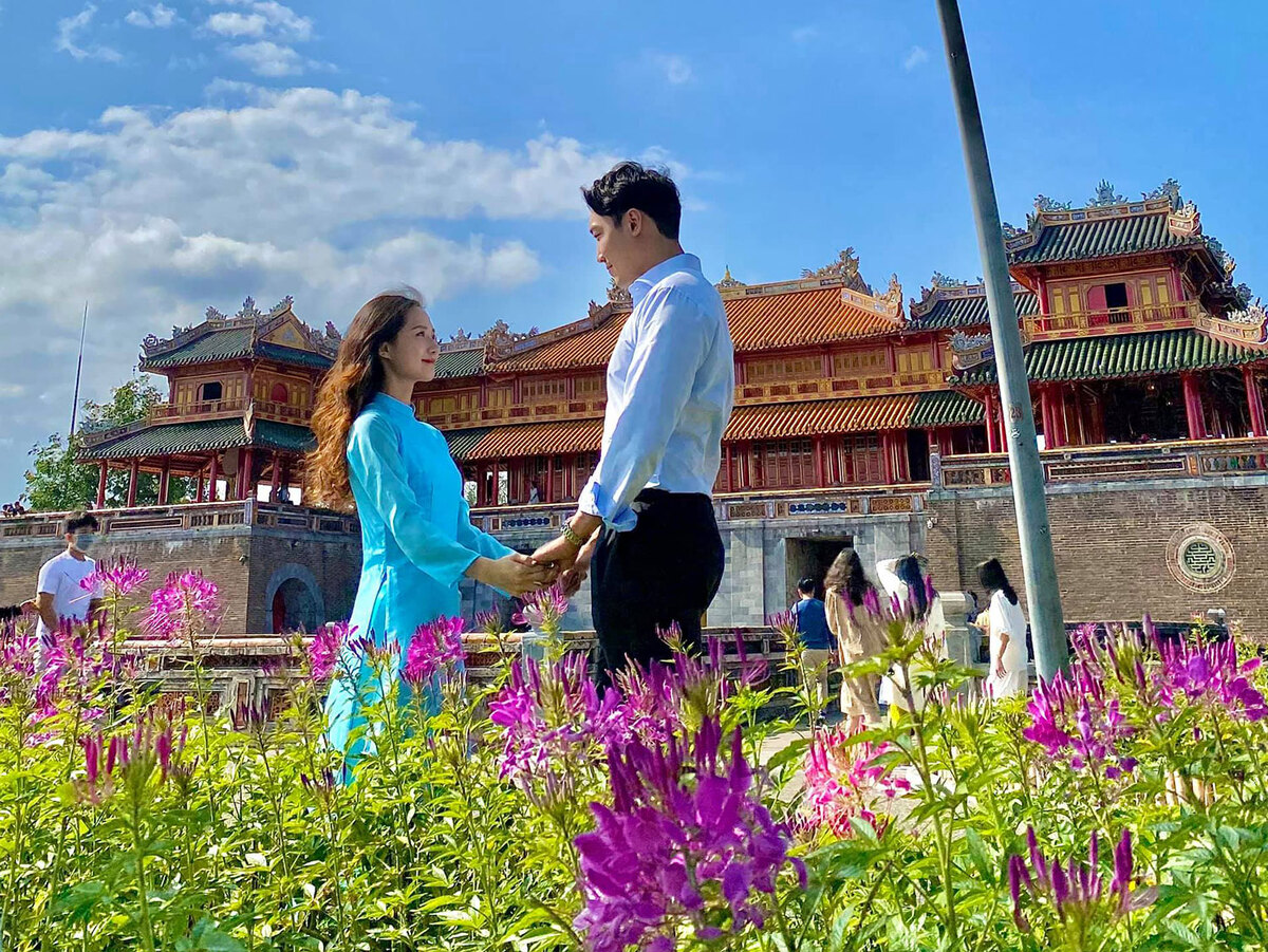 Romantic photos of Vietnamese- South Korean couple in Vietnam’s tourist attractions