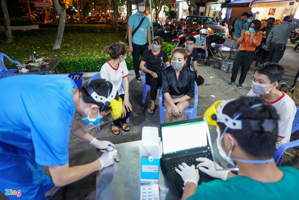 Photos: HCMC randomly tests Covid-19 at restaurants