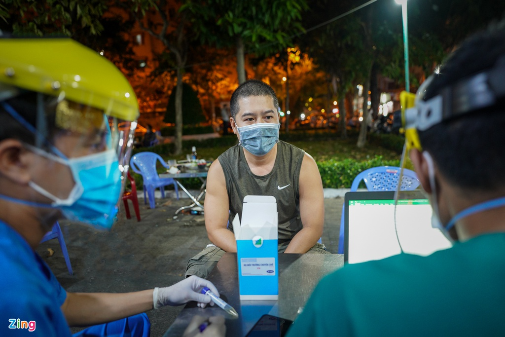 Photos: HCMC randomly tests Covid-19 at restaurants