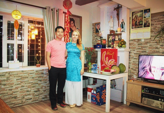Foreign woman loves Ao Dai, brings Vietnamese silk products to the world