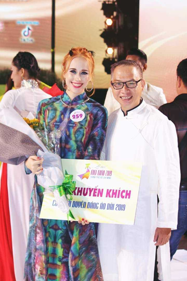 Foreign woman loves Ao Dai, brings Vietnamese silk products to the world