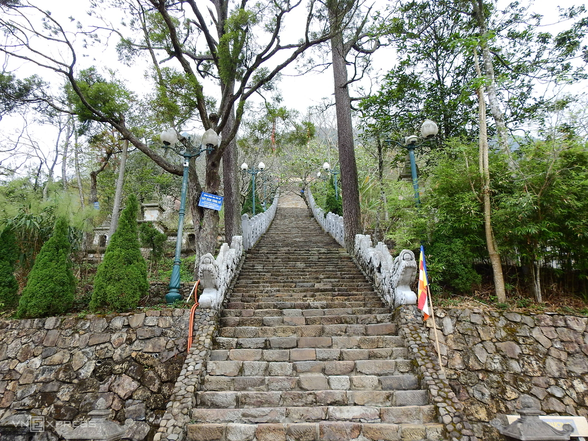 Famously religious scenic and relic complex Yen Tu deserted during epidemic time