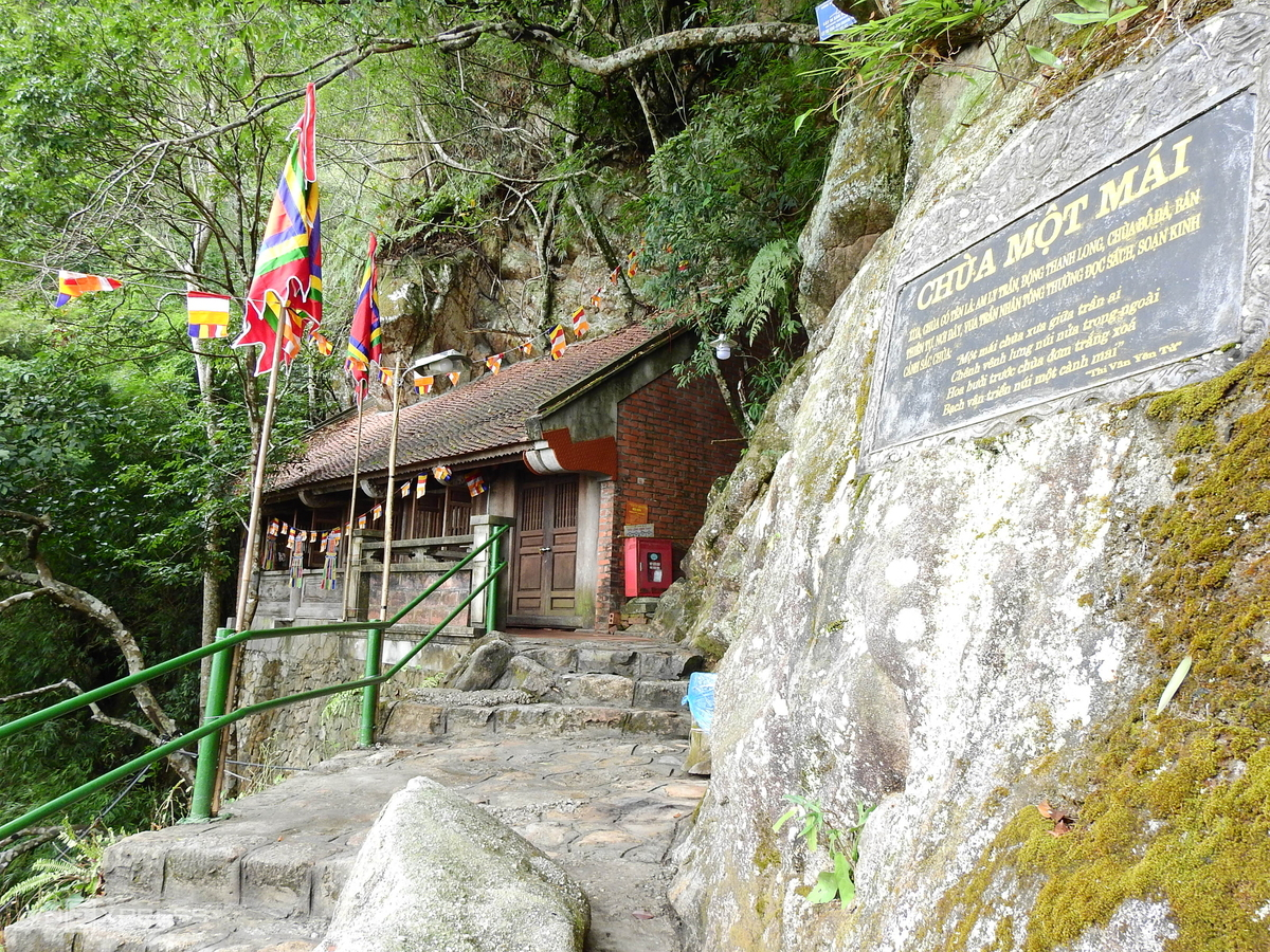 Famously religious scenic and relic complex Yen Tu deserted during epidemic time