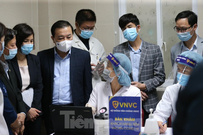 Medical workers at Hanoi’s Thanh Nhan hospital receive Covid-19 vaccine