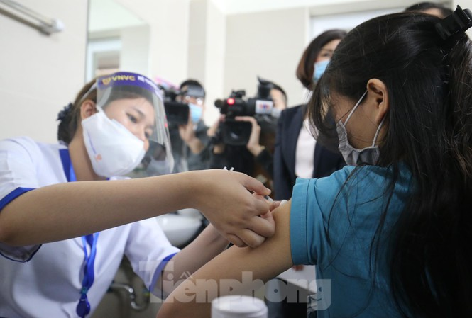 medical workers at hanois thanh nhan hospital receive covid 19 vaccine