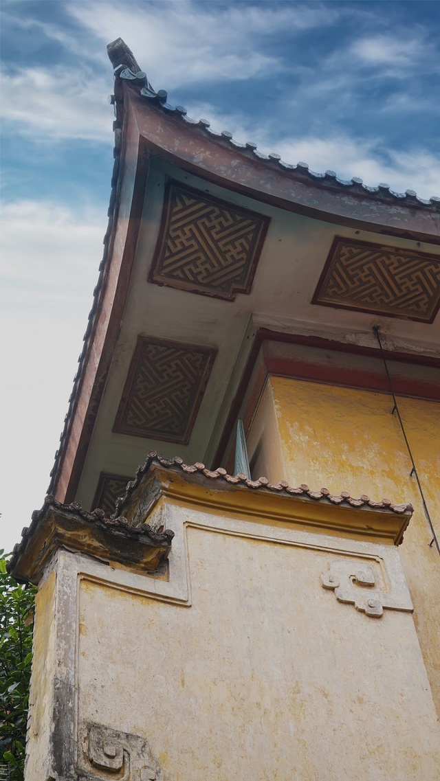 The hundred-year-old villa of old Hanoi well-off family