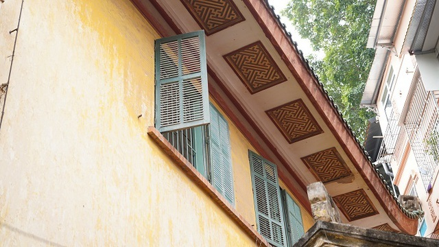 The hundred-year-old villa of old Hanoi well-off family