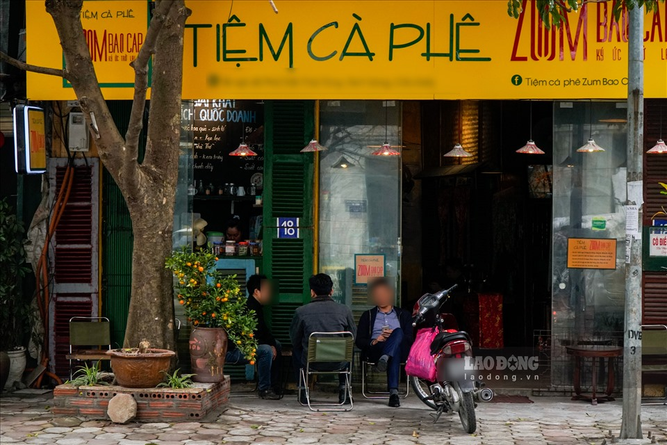 Outdoor eateries, sidewalk iced tea stalls in Hanoi ignore Covid 19 prevention regulations