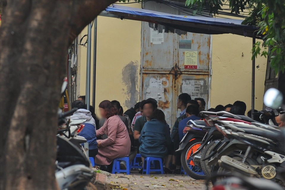 Outdoor eateries, sidewalk iced tea stalls in Hanoi ignore Covid 19 prevention regulations