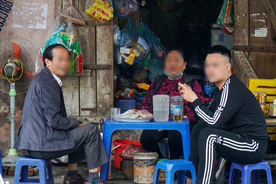 Outdoor eateries, sidewalk iced tea stalls in Hanoi ignore Covid 19 prevention regulations